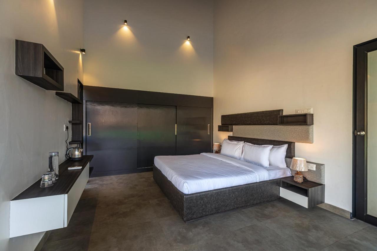 Saffronstays Stargazer, Karjat - Luxury Pool Villa With Lake View Exterior foto