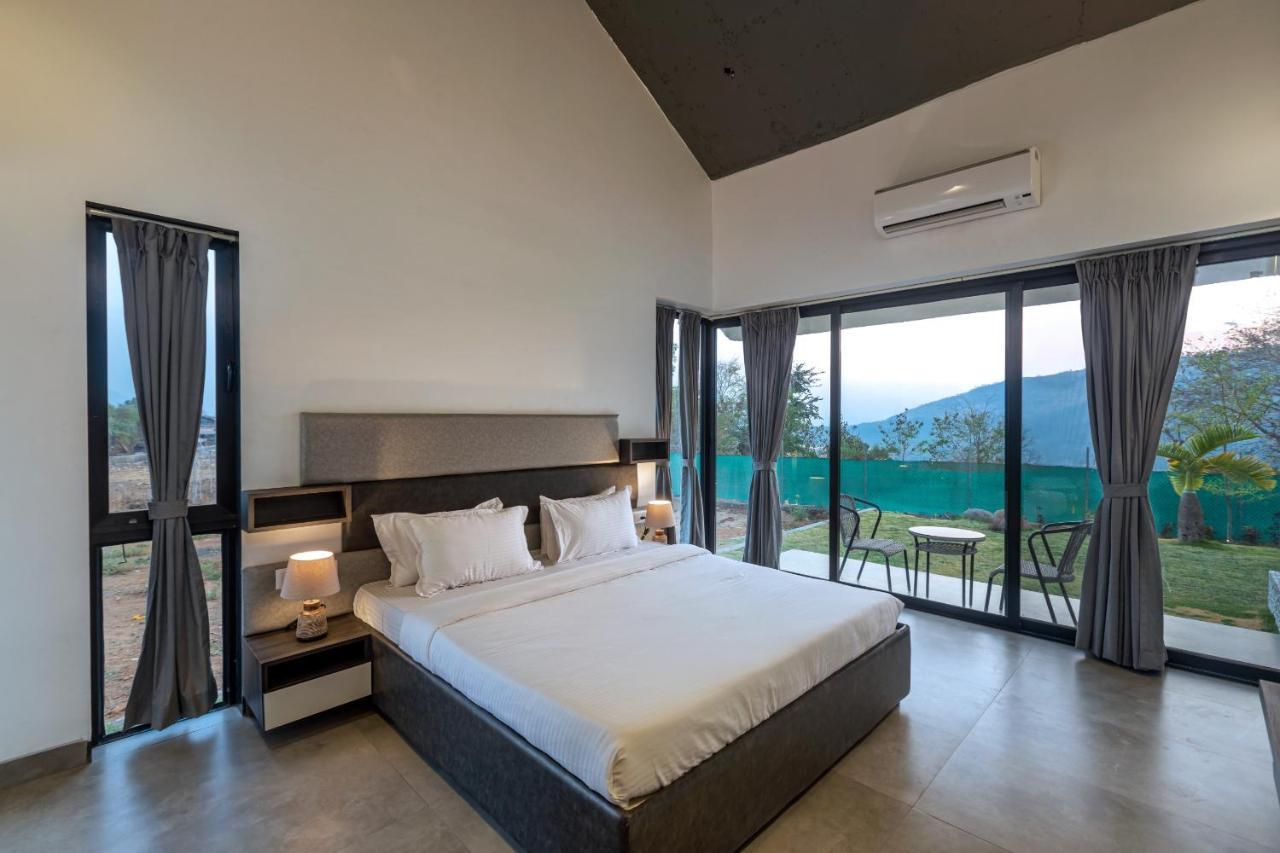 Saffronstays Stargazer, Karjat - Luxury Pool Villa With Lake View Exterior foto